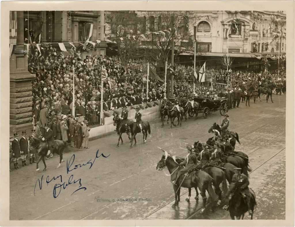 Image of a horse-drawn carriage arriving at a decorated Town Hall