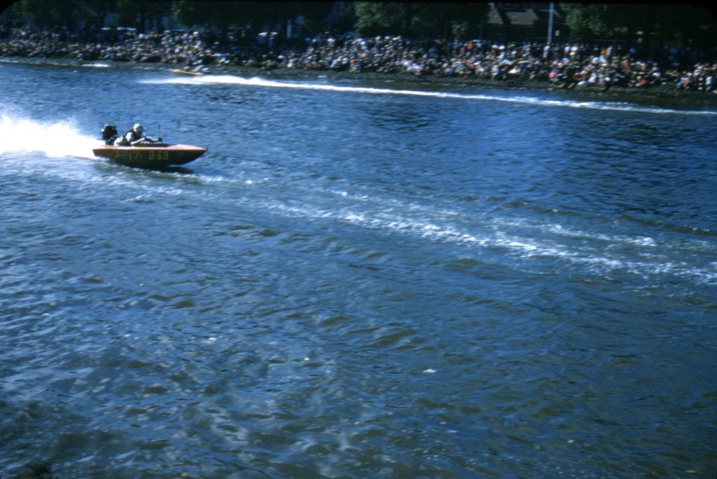 Speed boats on the Yarra River
