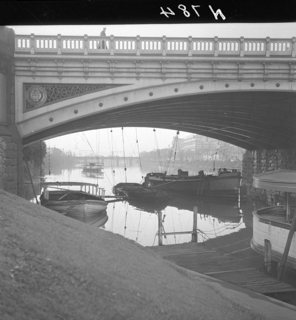 N784 Image showing boats underneath Princes Bridge