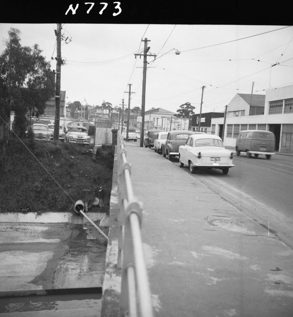 N773 Image showing free outfall from a 21″ diameter storm water drain into Moonee Ponds Creek at Mount Alexander Road