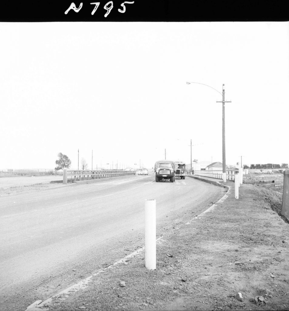 N795 Image showing the temporary bridge and new Coal Canal Bridge on Footscray Road