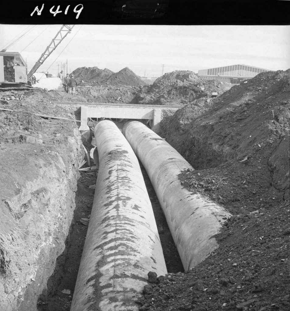 N419 Image showing a bend in the pipes under the railway along Footscray Road