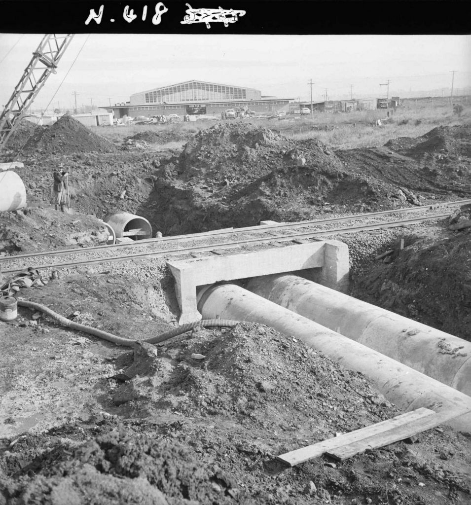 N418 Image showing drains on both sides of the railway along Footscray Road