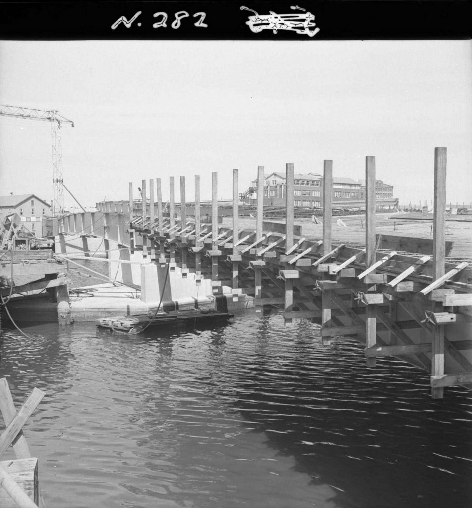 N282 Image showing main spans for the King Street bridge under construction