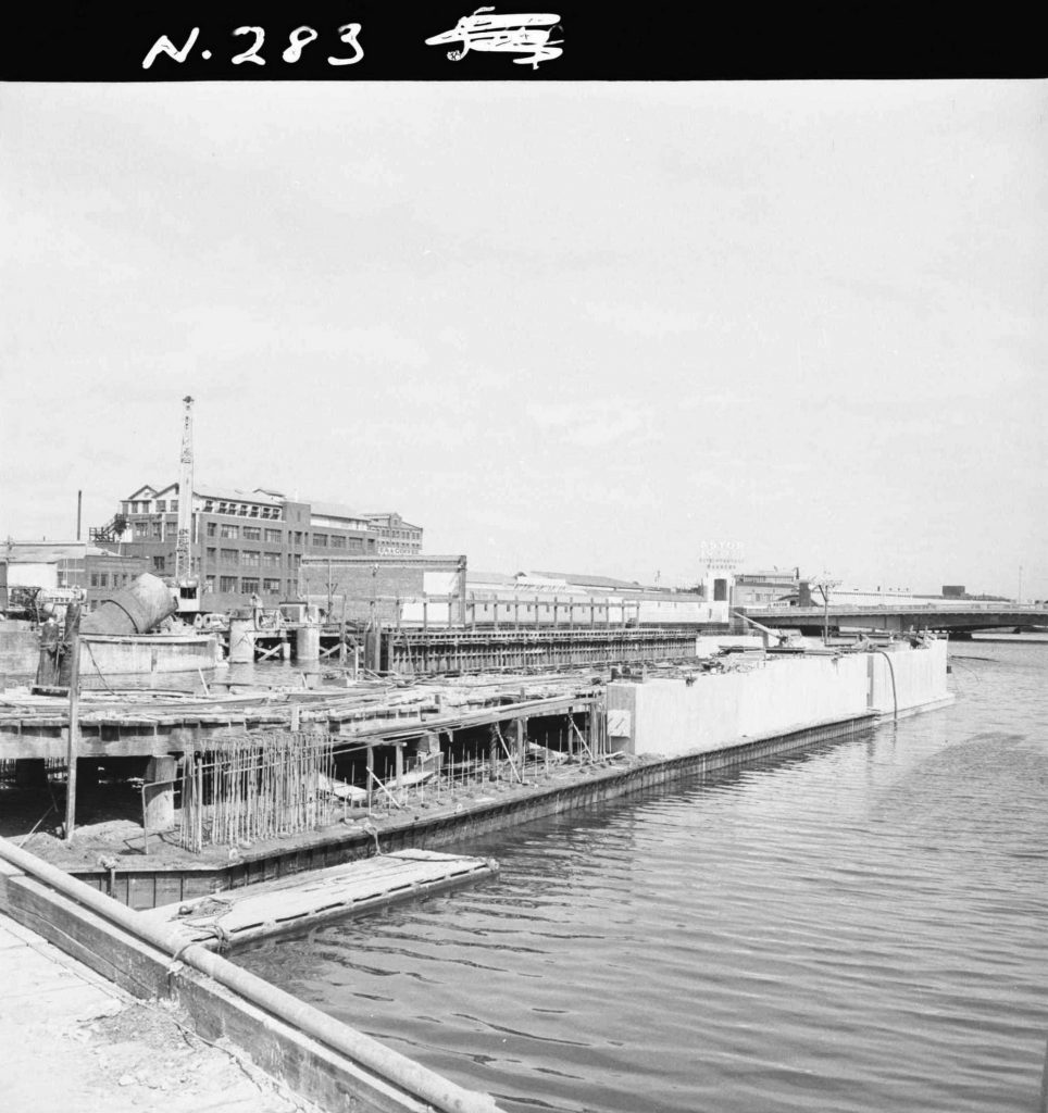 N283 Image showing mid-stream section for the King Street bridge under construction