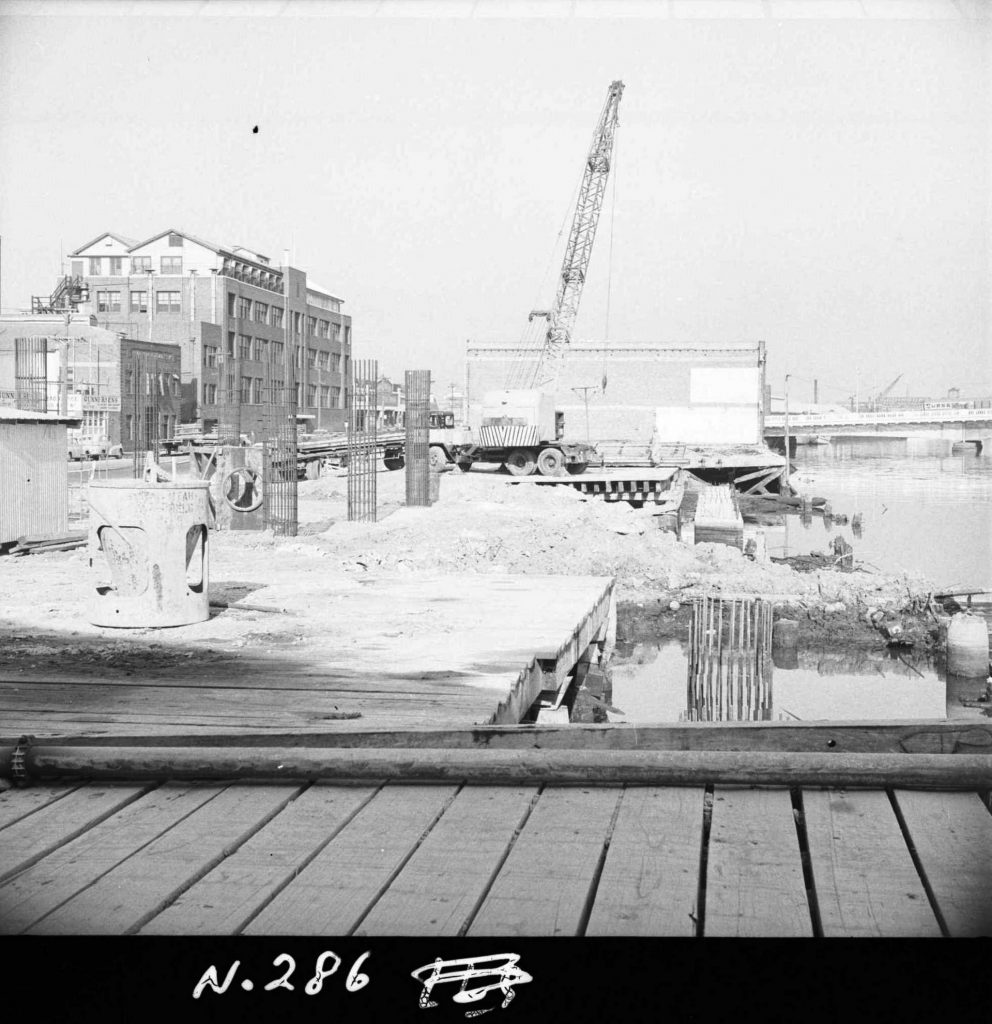 N286 Image showing construction of the King Street bridge