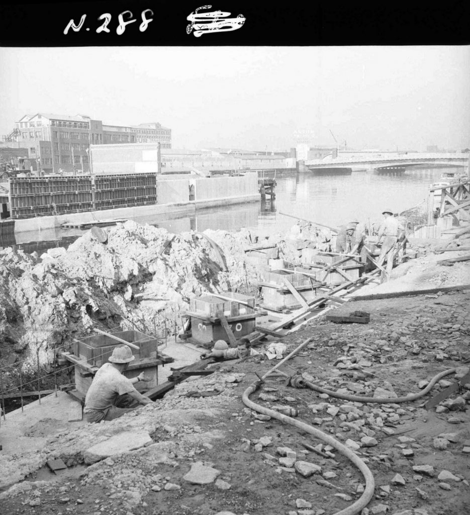 N288 Image showing construction of the King Street bridge