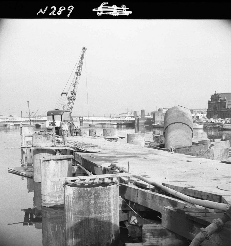 N289 Image showing construction of the King Street bridge