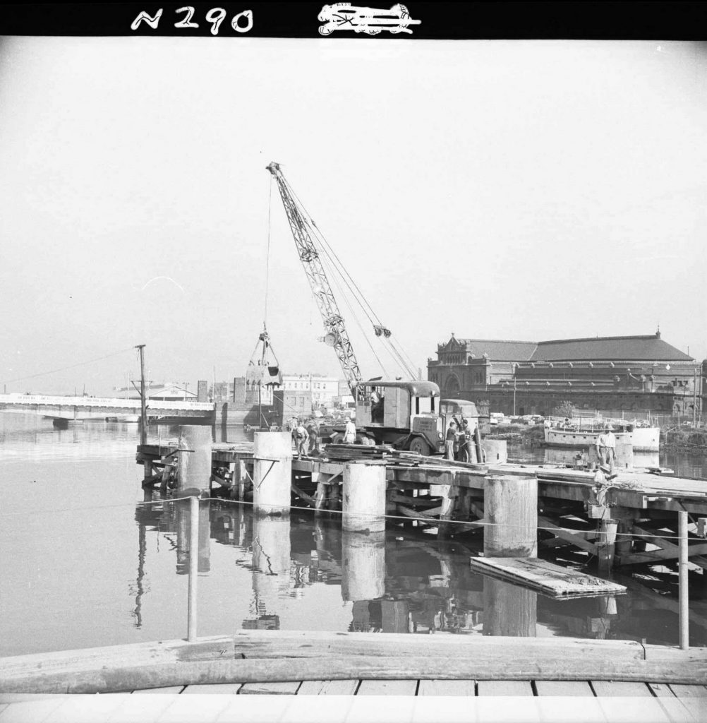 N290 Image showing construction of the King Street bridge