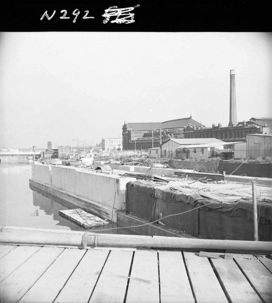 N292 Image showing a mid-stream concrete structure during construction of the King Street bridge