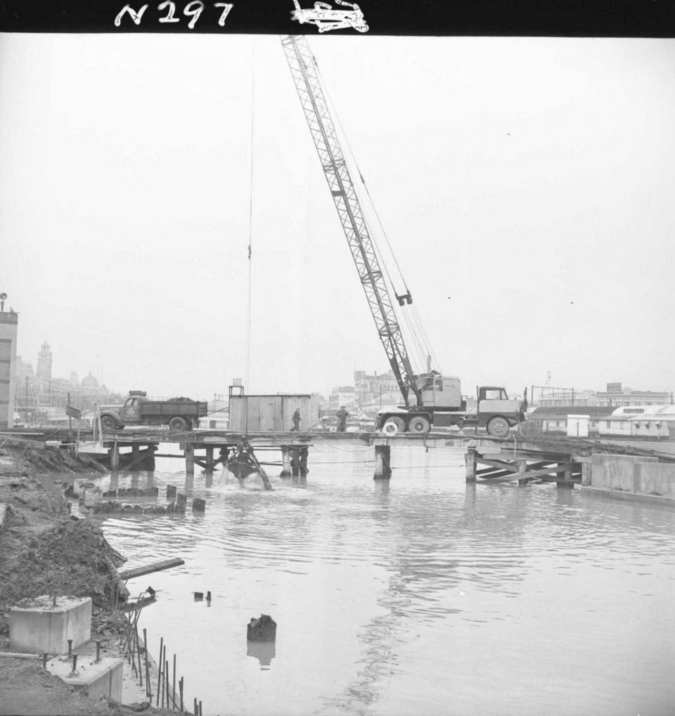 N297 Image showing dredging of the Yarra River during construction of ...