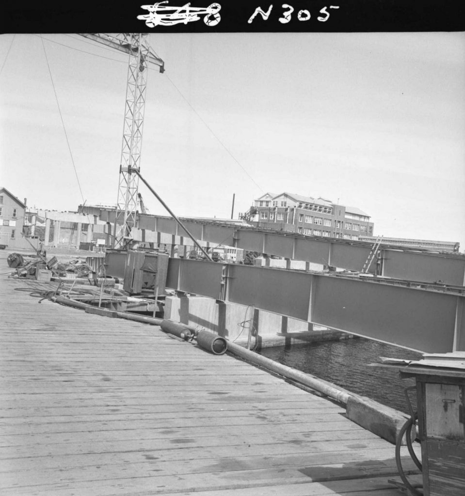 N305 Image showing the span of the King Street bridge from Hanna Street to Yarra Bank Road, during the bridge’s construction