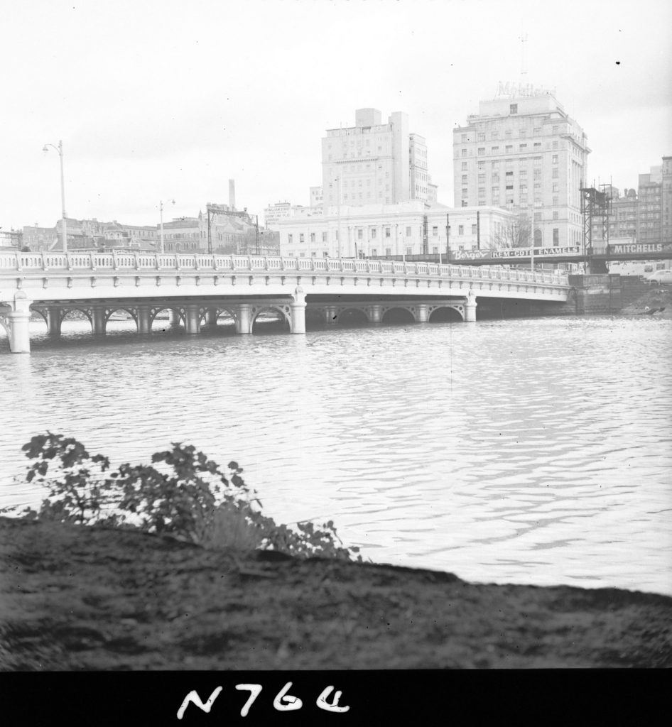 N764 Image showing Queens Bridge