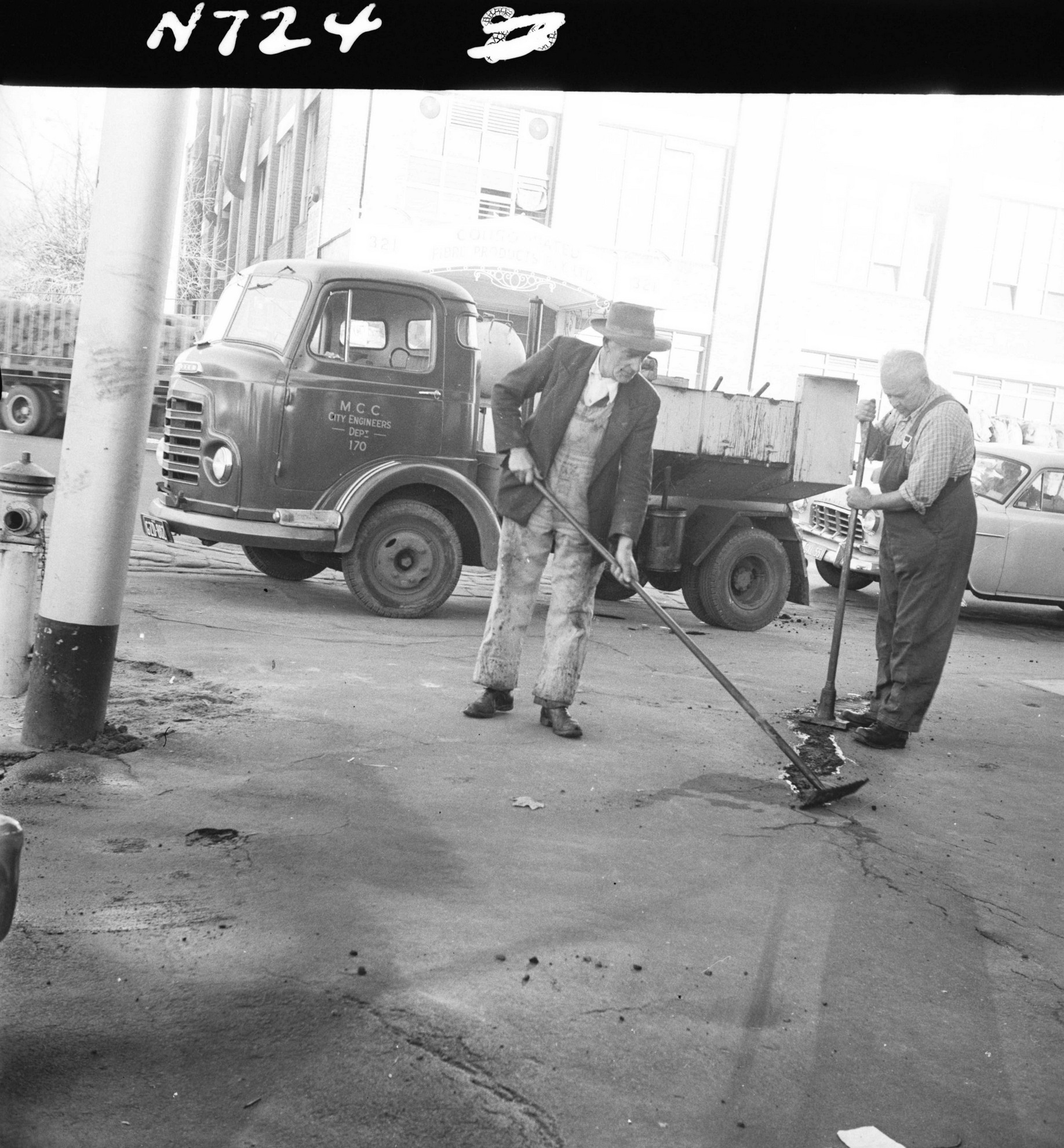 N724 Image showing roadworks City Collection