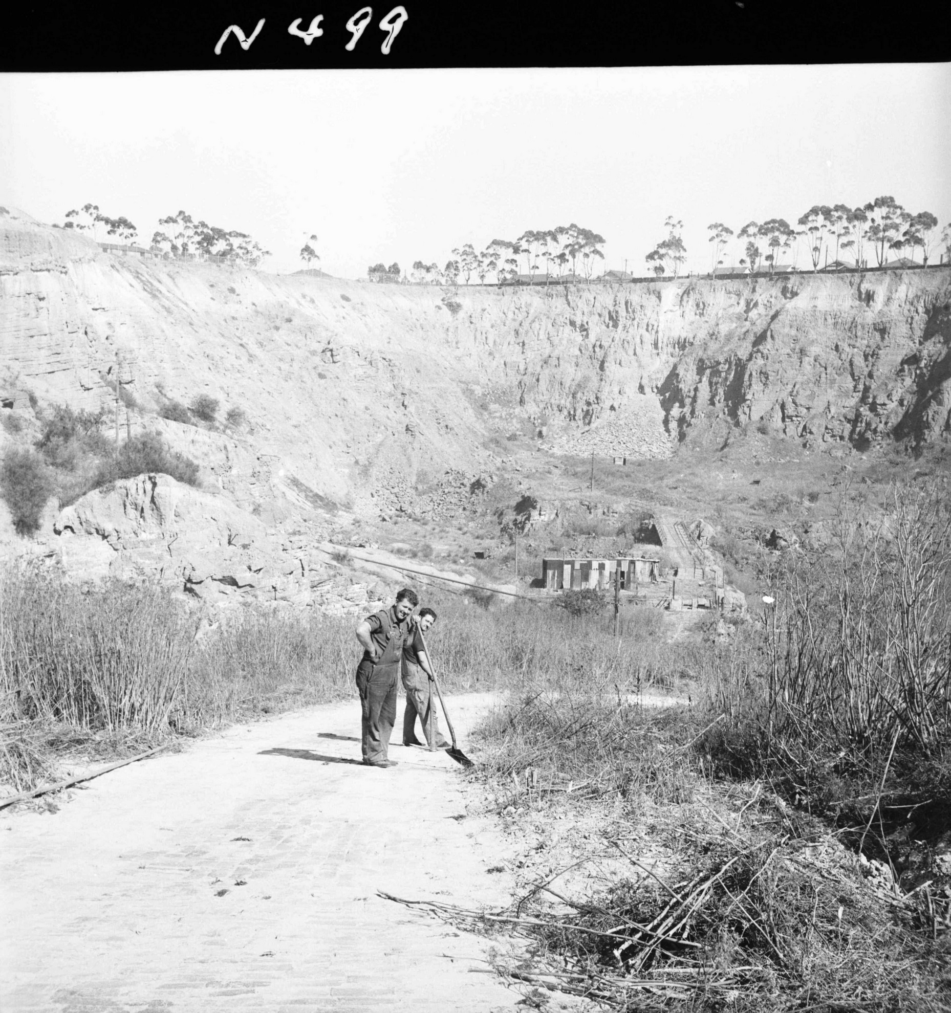 N499 Image showing the roadway into Hoffman's Quarry City Collection