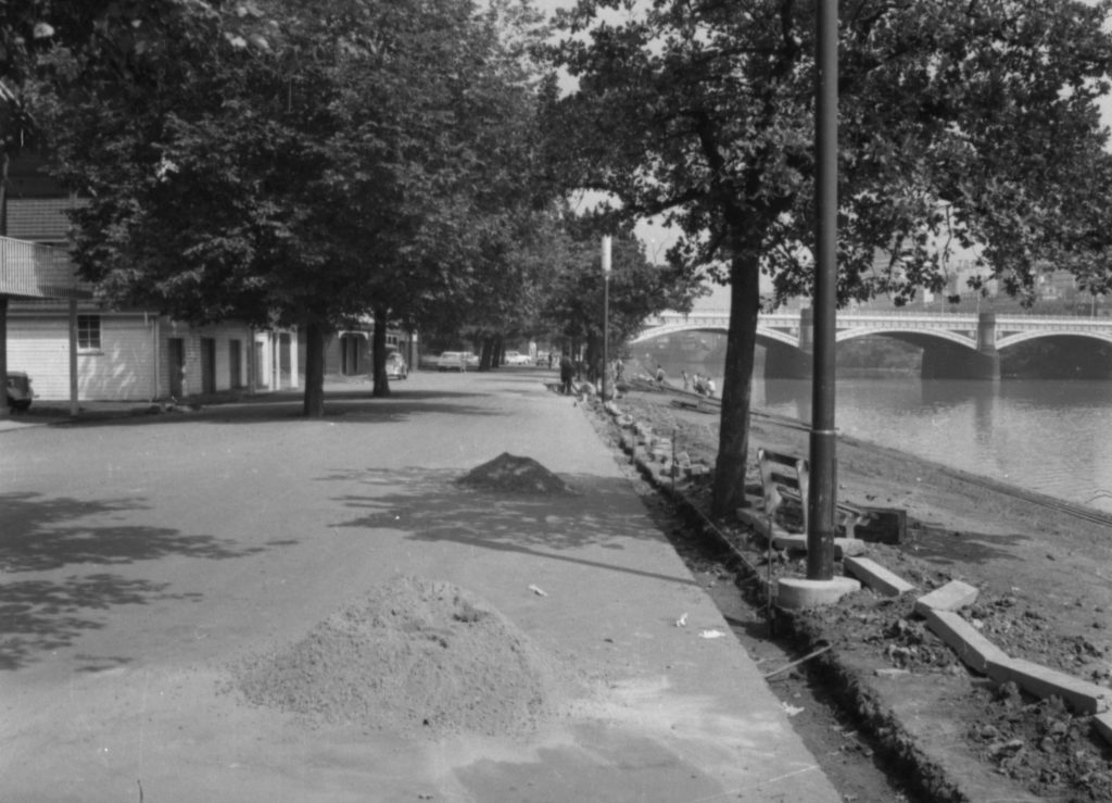 N553 Image showing laying of new kerbing along the Yarra bank