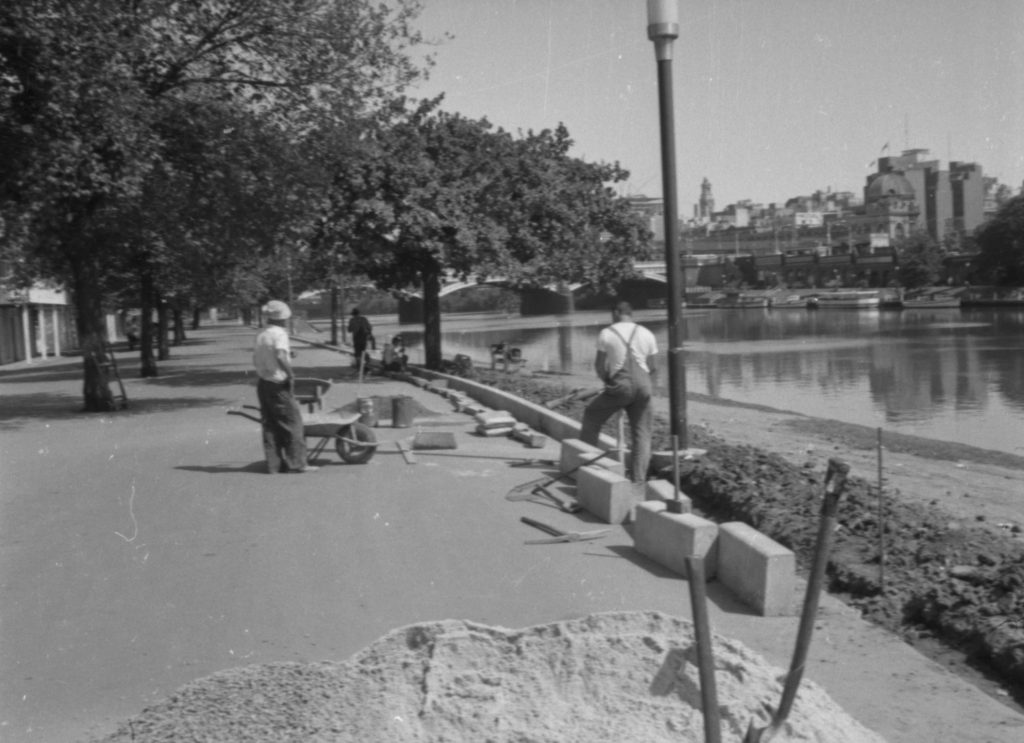 N554 Image showing laying of new kerbing along the Yarra bank