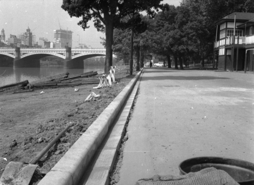 N556 Image showing completed kerbing along the Yarra Bank