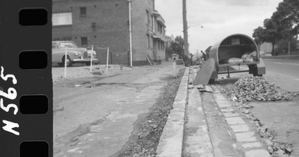 N565 Image showing relaying of a kerb on Hoddle Street