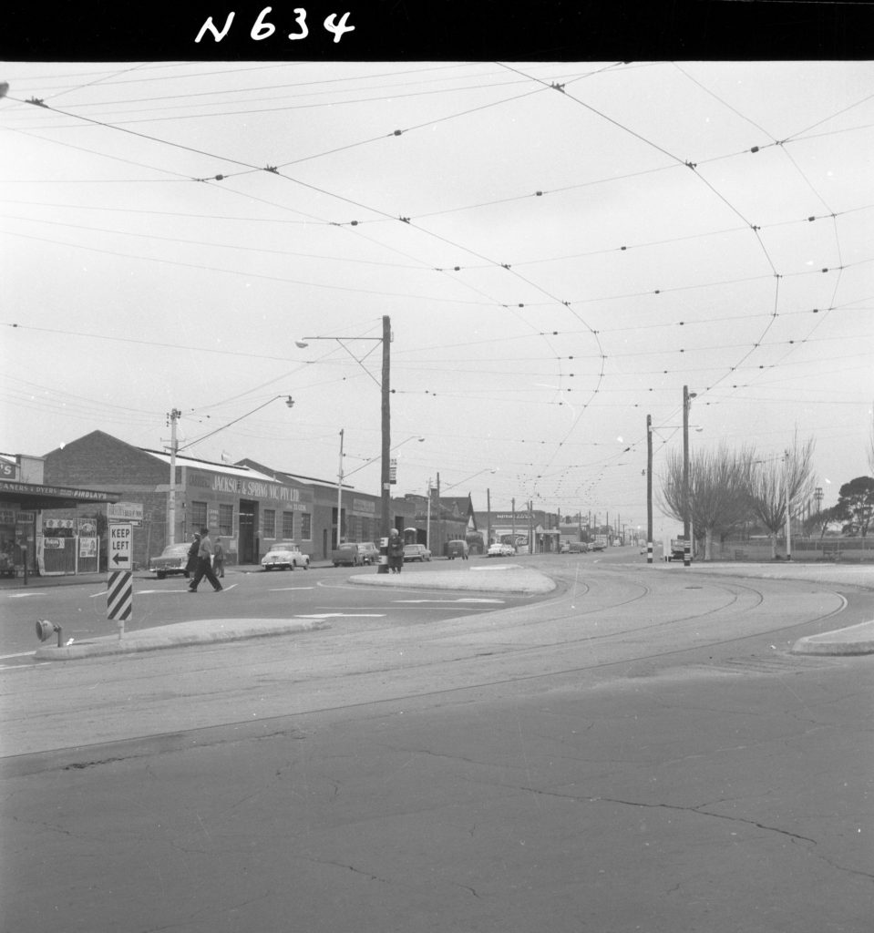 N634 Image showing channelisation along Racecourse Road and Ascot Vale Road