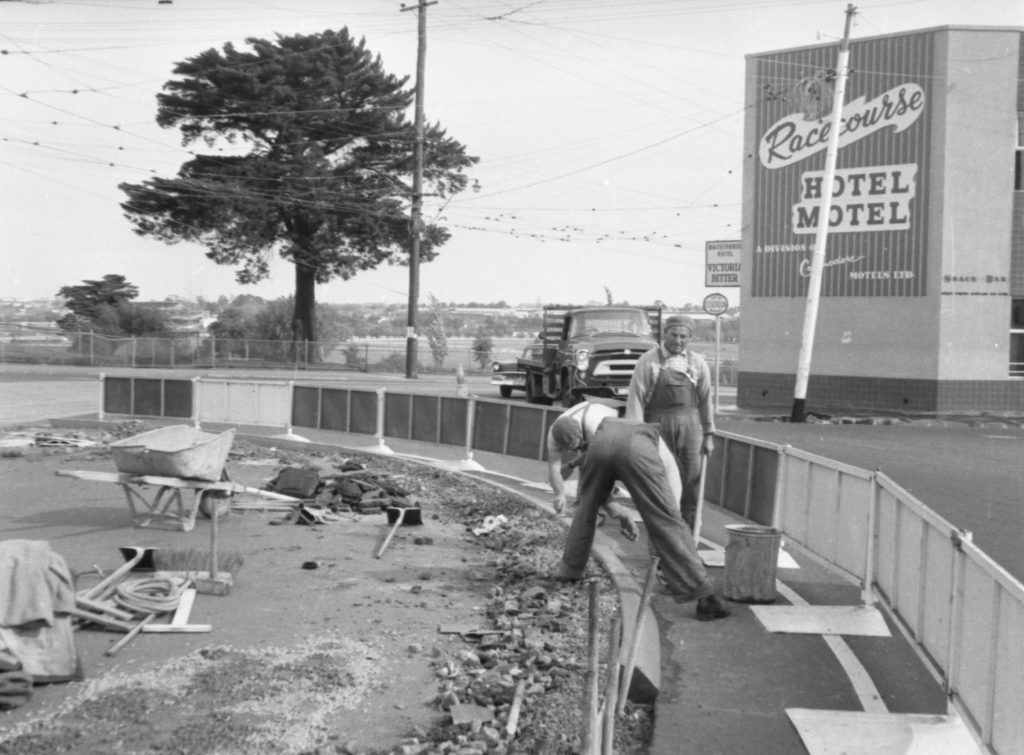 N640 Image showing channelisation along Racecourse Road and Epsom Road