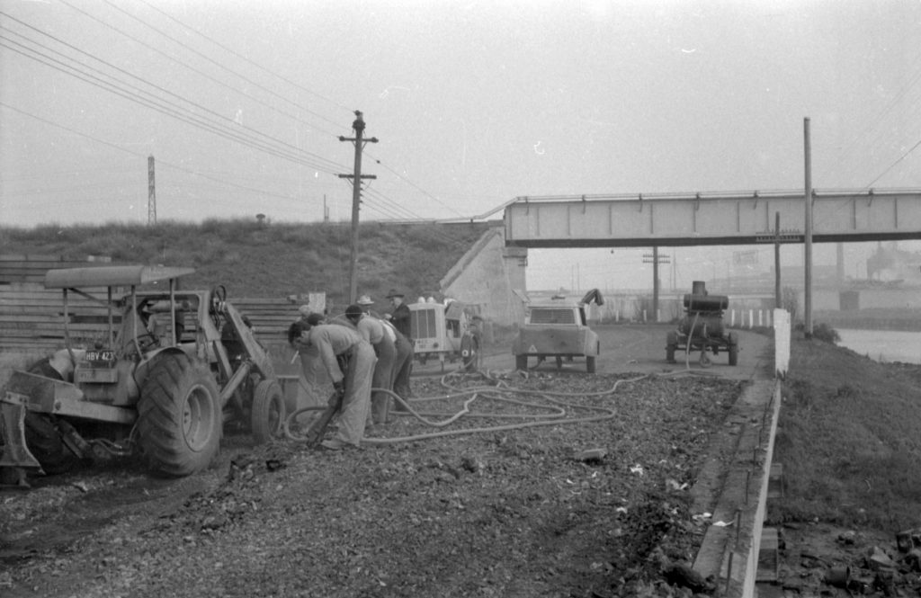 N885 Image showing construction of Sims Street Bridge