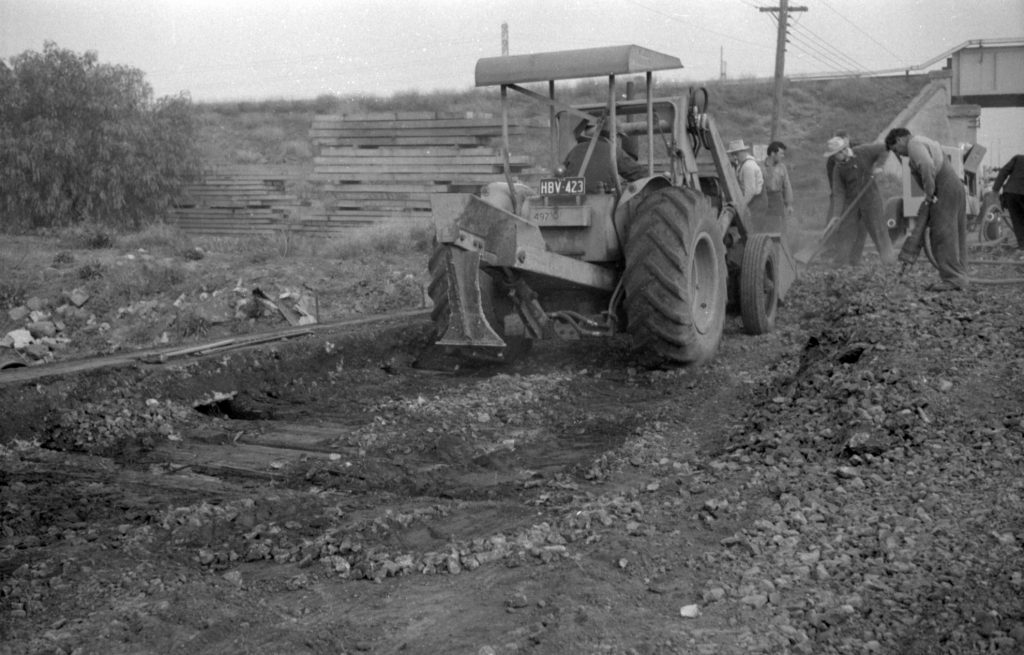 N886 Image showing construction of Sims Street Bridge