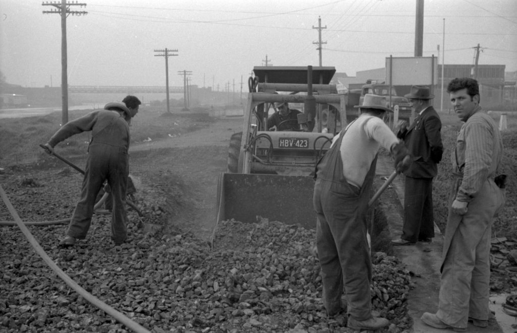 N887 Image showing construction of Sims Street Bridge