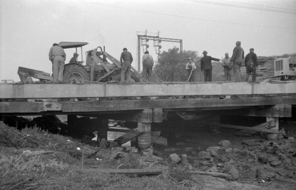 N889 Image showing construction of Sims Street Bridge