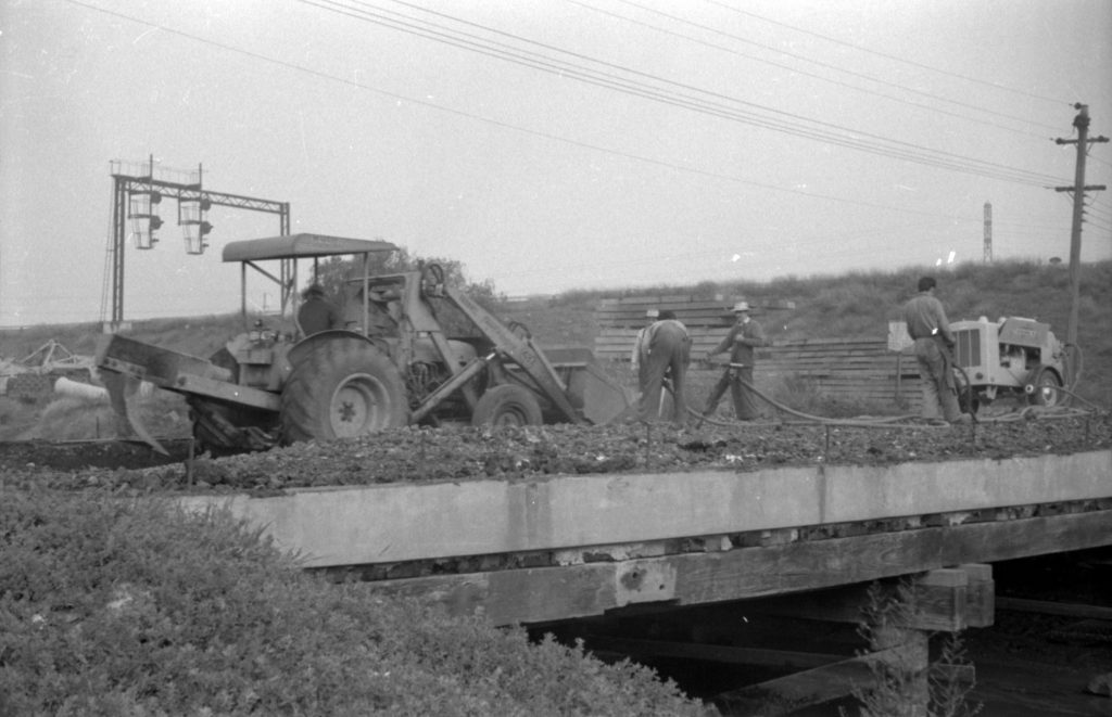 N890 Image showing construction of Sims Street Bridge