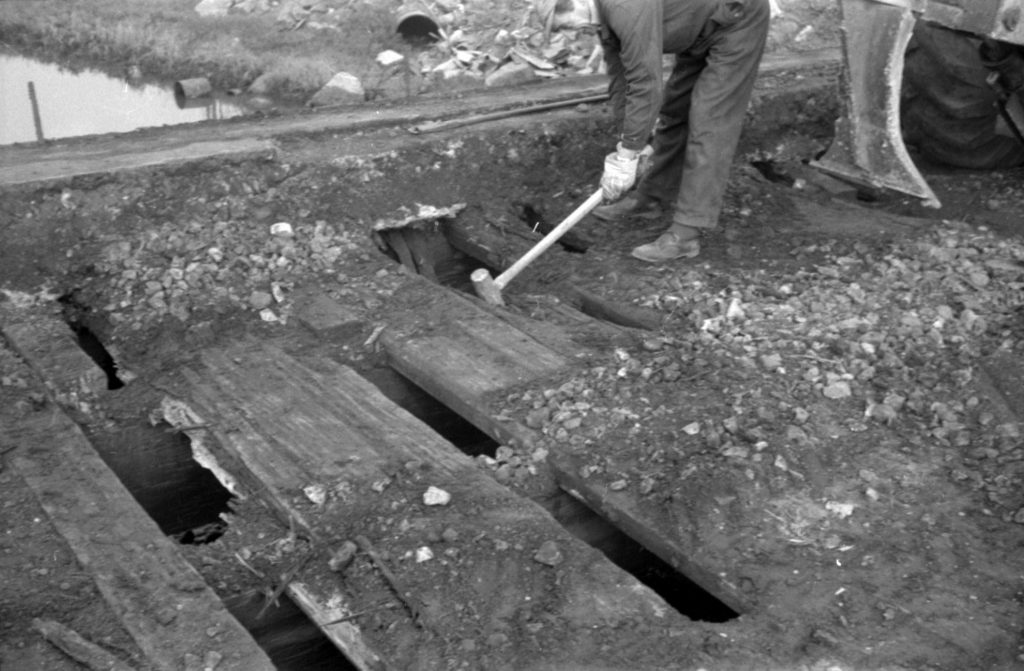 N891 Image showing construction of Sims Street Bridge