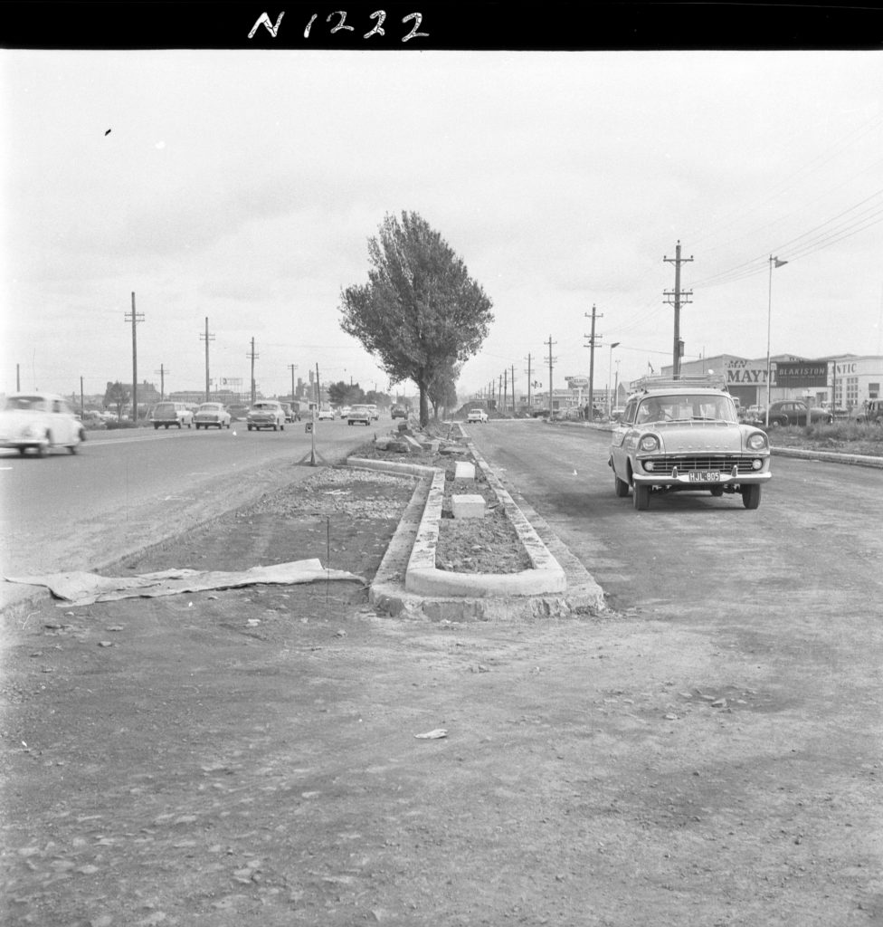 N1222 Image showing a deacceleration lane on the north side of Footscray Road