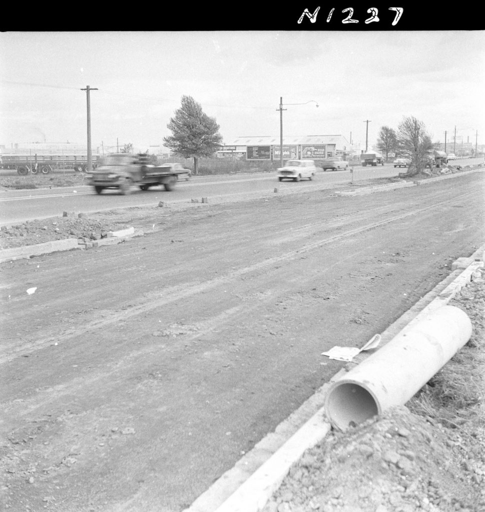 N1227 Image of the Footscray Road south service road, showing access through plantation