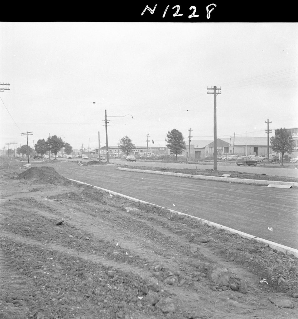 N1228 Image showing a turning bay on Footscray Road, opposite a secondary road