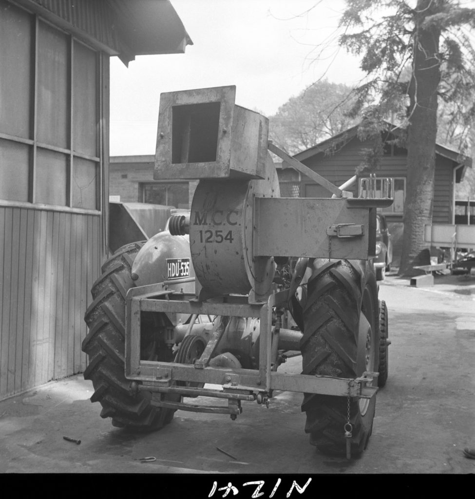 N1241 Image of a leaf gathering machine