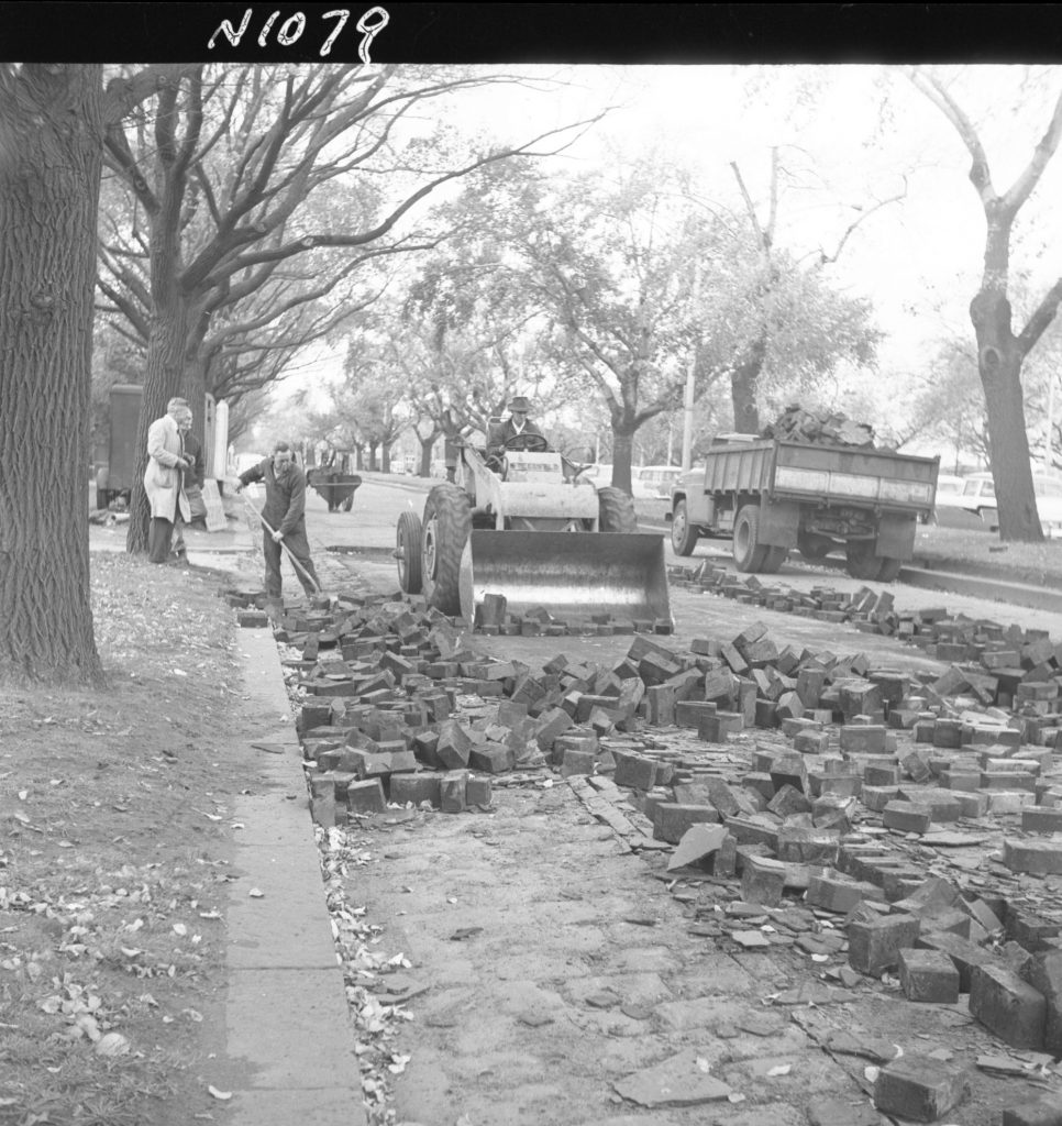 N1079 Image showing road reconstruction on St Kilda Road, between Domain Road and High Street