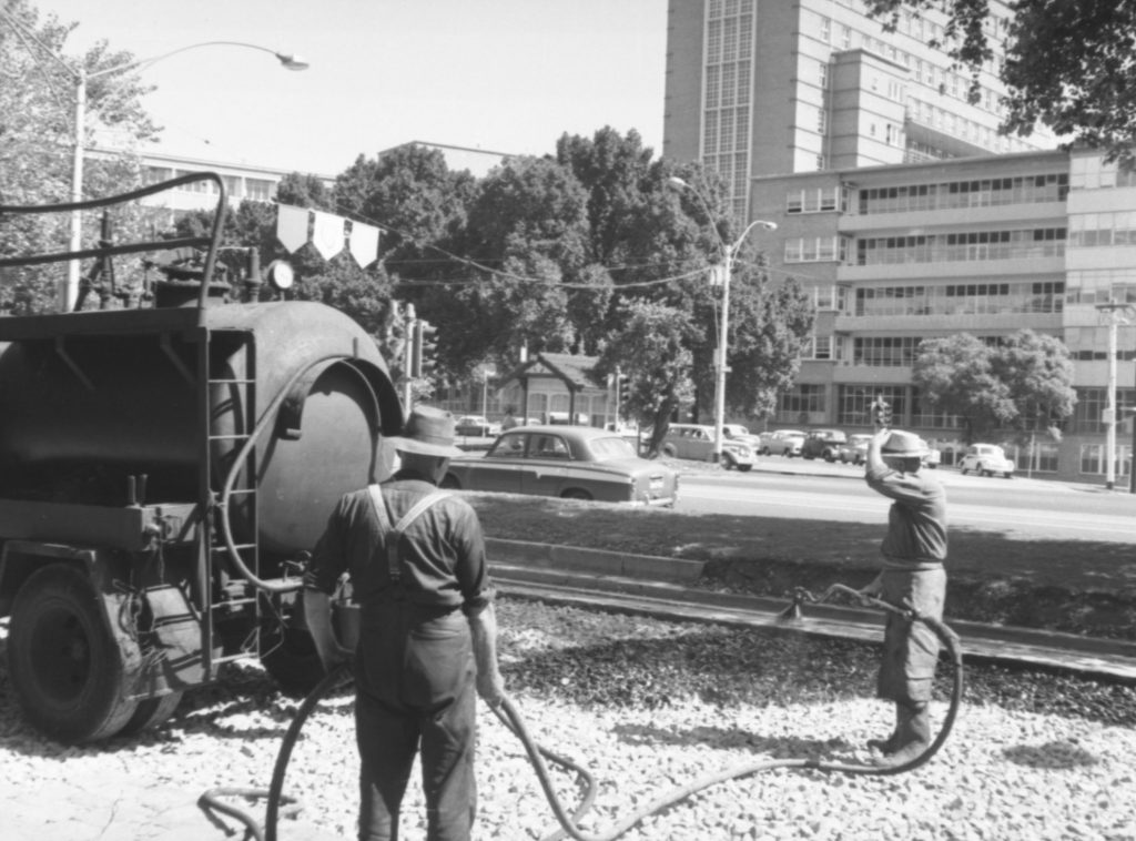 N1081 Image showing bitumen spraying on St Kilda Road