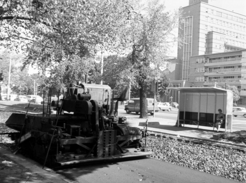 N1082 Image showing asphalting on St Kilda Road