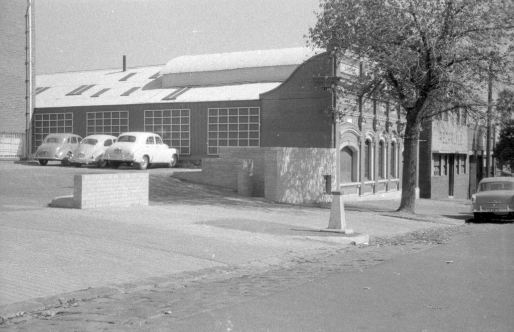 N917 Image showing a brick wall separating two crossings in Dudley Street