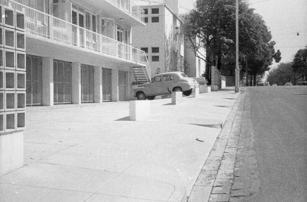 N929 Image showing crossings to garages for flats on Domain Road