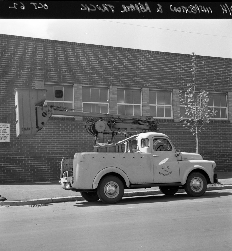 N1024 Image of an overhead inspection and repair truck