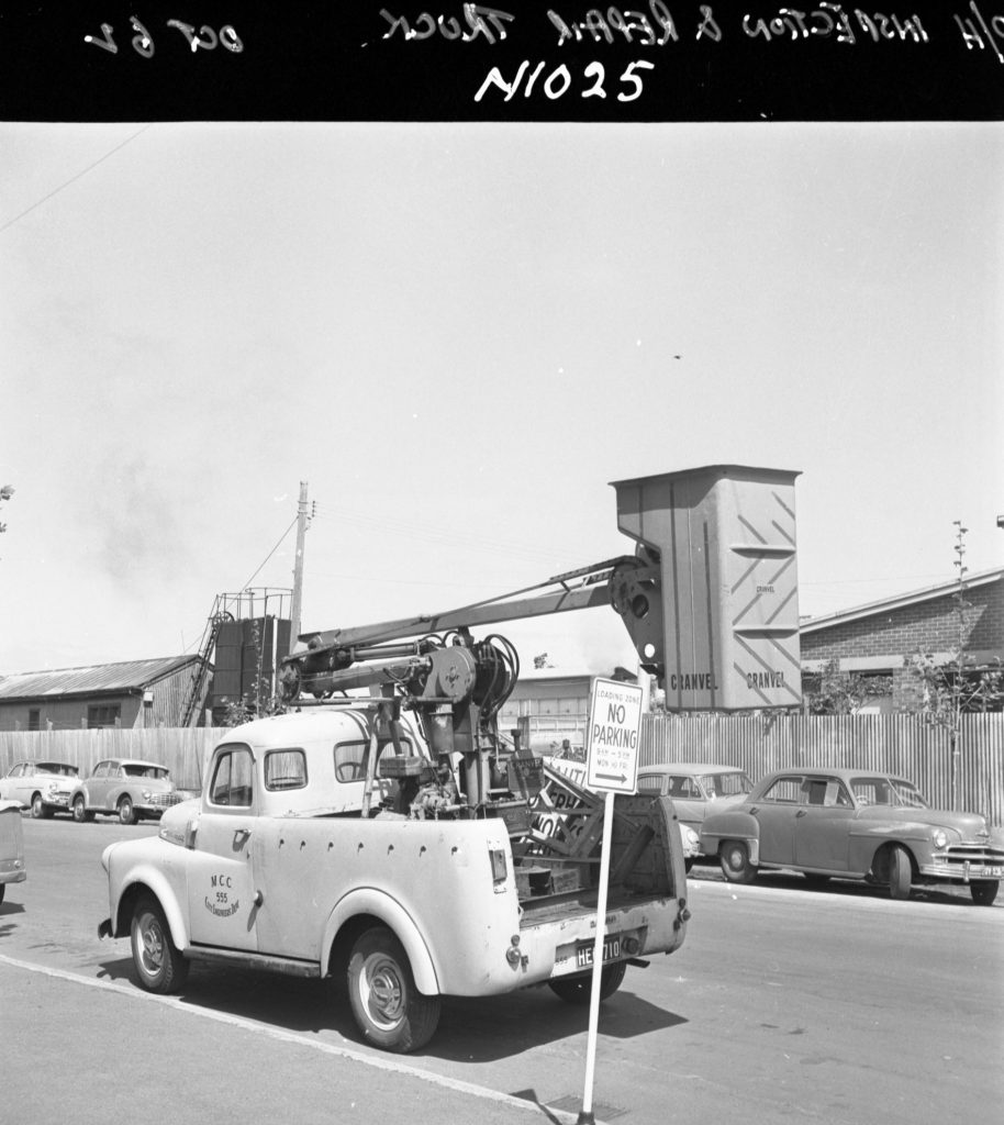 N1025 Image of an overhead inspection and repair truck