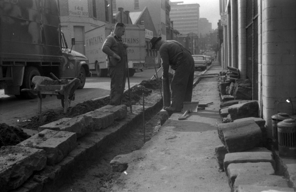 N1018 Image showing setting of kerbs on Little Lonsdale Street