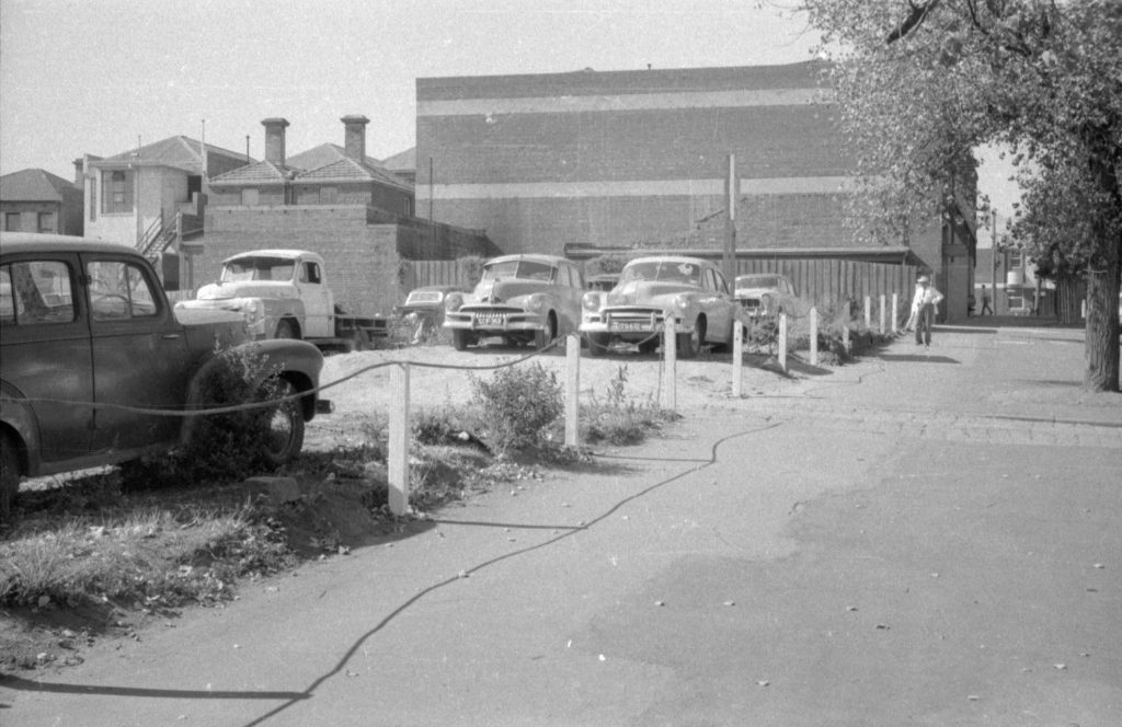 N922 Image of a crossing in front of a car park