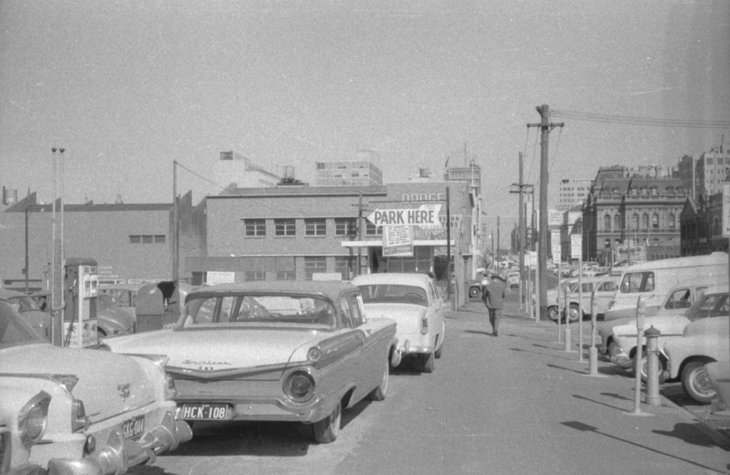 N928 Image showing a parking area and footpath on Queen Street