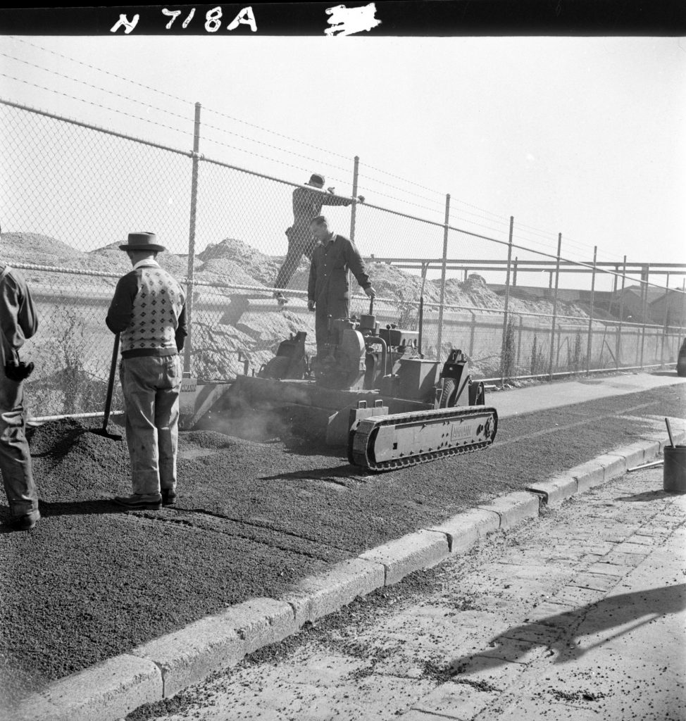 N718A Image showing an Amman footpath paver in operation