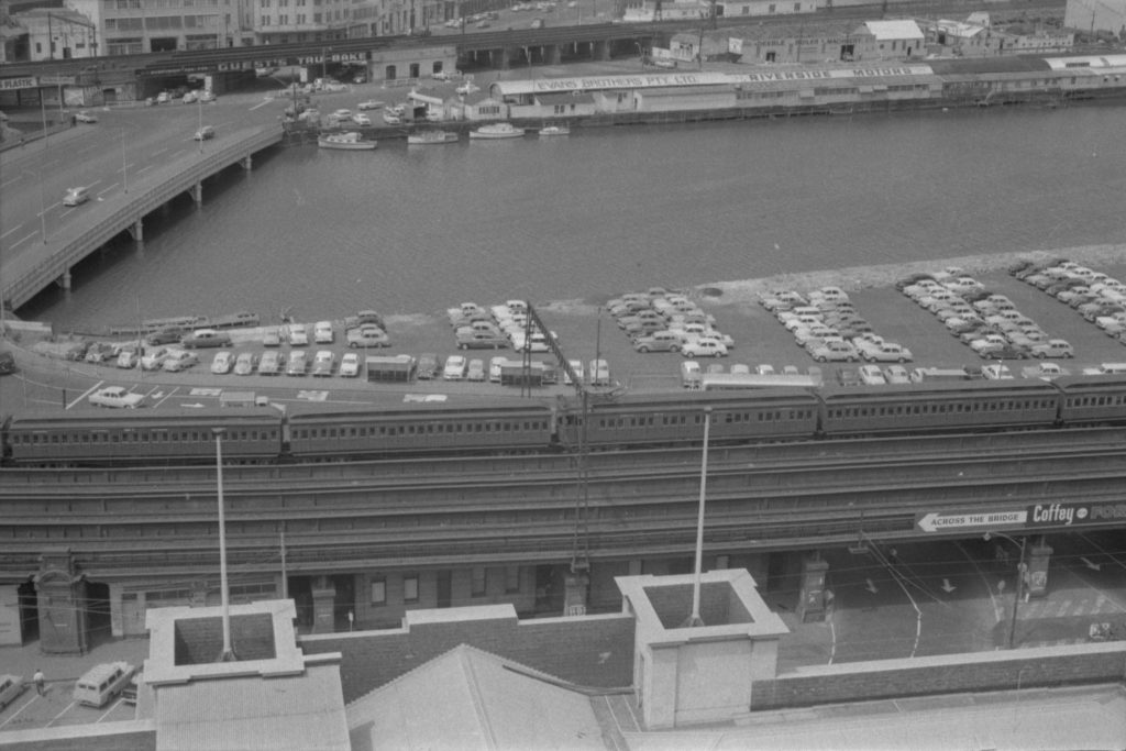 35A-6e Image of the Yarra River, swinging basin car park, Queen’s bridge and a train passing over the Flinders Street viaduct