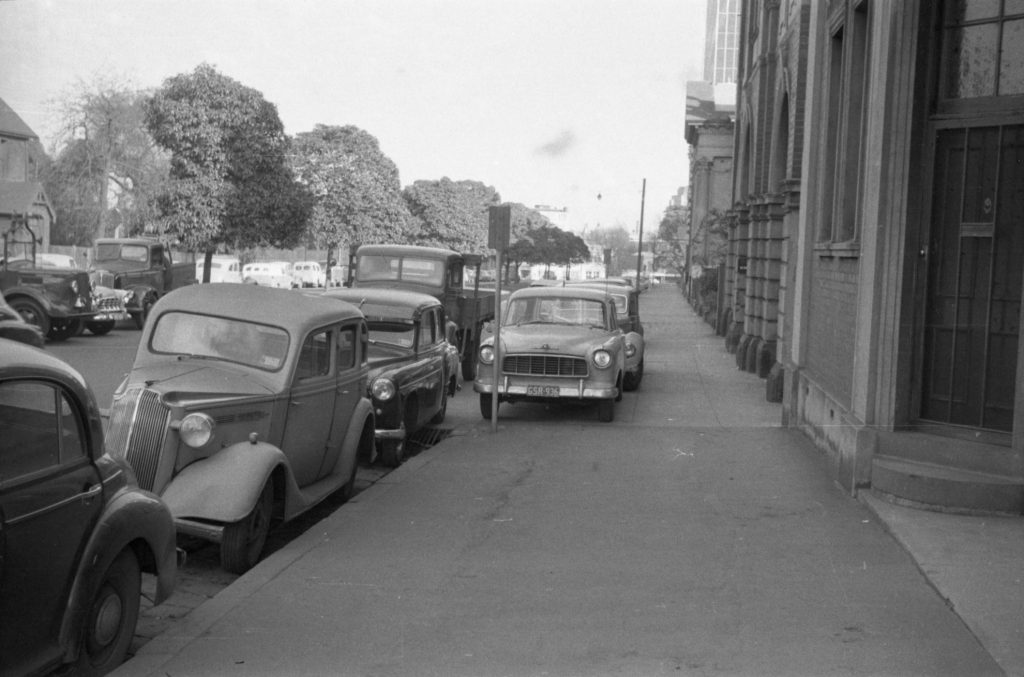 35A-10g Image of illegally parked Metropolitan Fire Brigade cars, Albert Street, East Melbourne