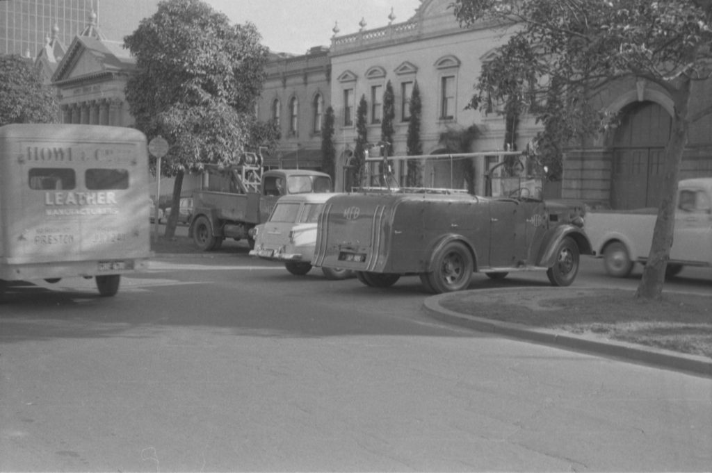 35A-10i Image of illegally parked Metropolitan Fire Brigade cars, Albert Street, East Melbourne