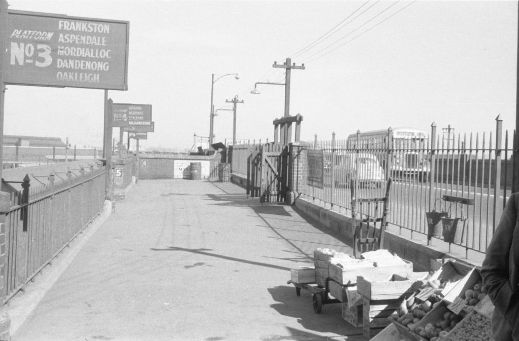 35A-11e Image of the railway bridge at North Melbourne station